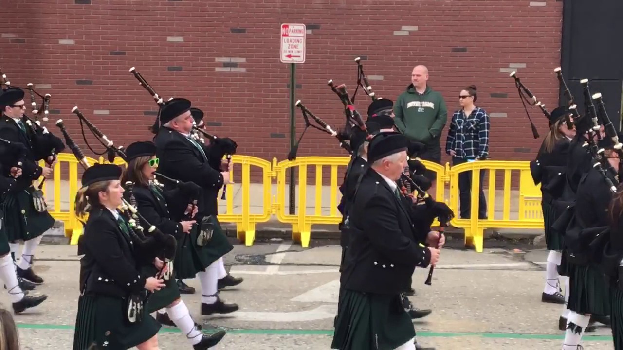 Tara Pipes and Drums RVC 17' - YouTube