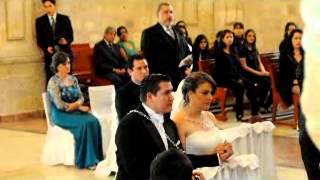 Video thumbnail of "Papá sorprende a novia cantando en su boda Ave María"