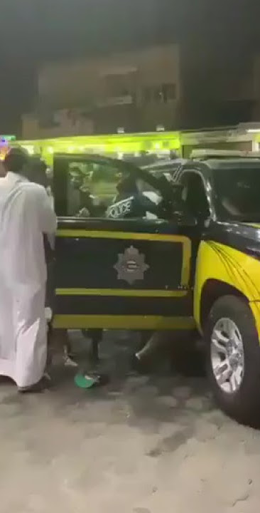 مجموعة شباب يعتدون على ضابط شرطة داخل الدورية في ⁧‫الكويت