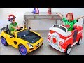 Vlad dan Nikita menunjukkan mainan mobil di rumah baru