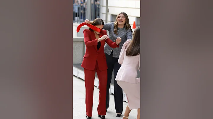 Princess Sofia’s playing with Princess Leonor #royalspain #spain #familiarealespañola #leonor #sofia