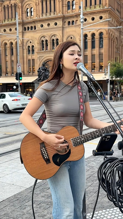 AMAZING busker sings ‘Shallow’ by Lady Gaga 💓 #shallow #ladygaga #busking