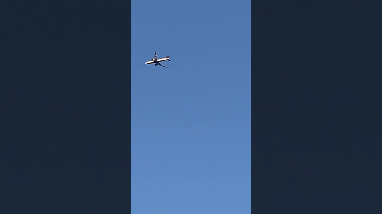 AirCanada Boeing 737-800 Flying Across The Skies In Clear Weather Flying Away From YVR Airport