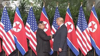 米朝首脳が初対面　笑顔で握手を交わす(18/06/12)