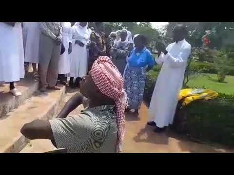 Maajabu Ya Sanamu Ya Bikira Maria Wakati Waamini Wa Kanisa Katoliki Wanaitembeza Kwa Watu Wote