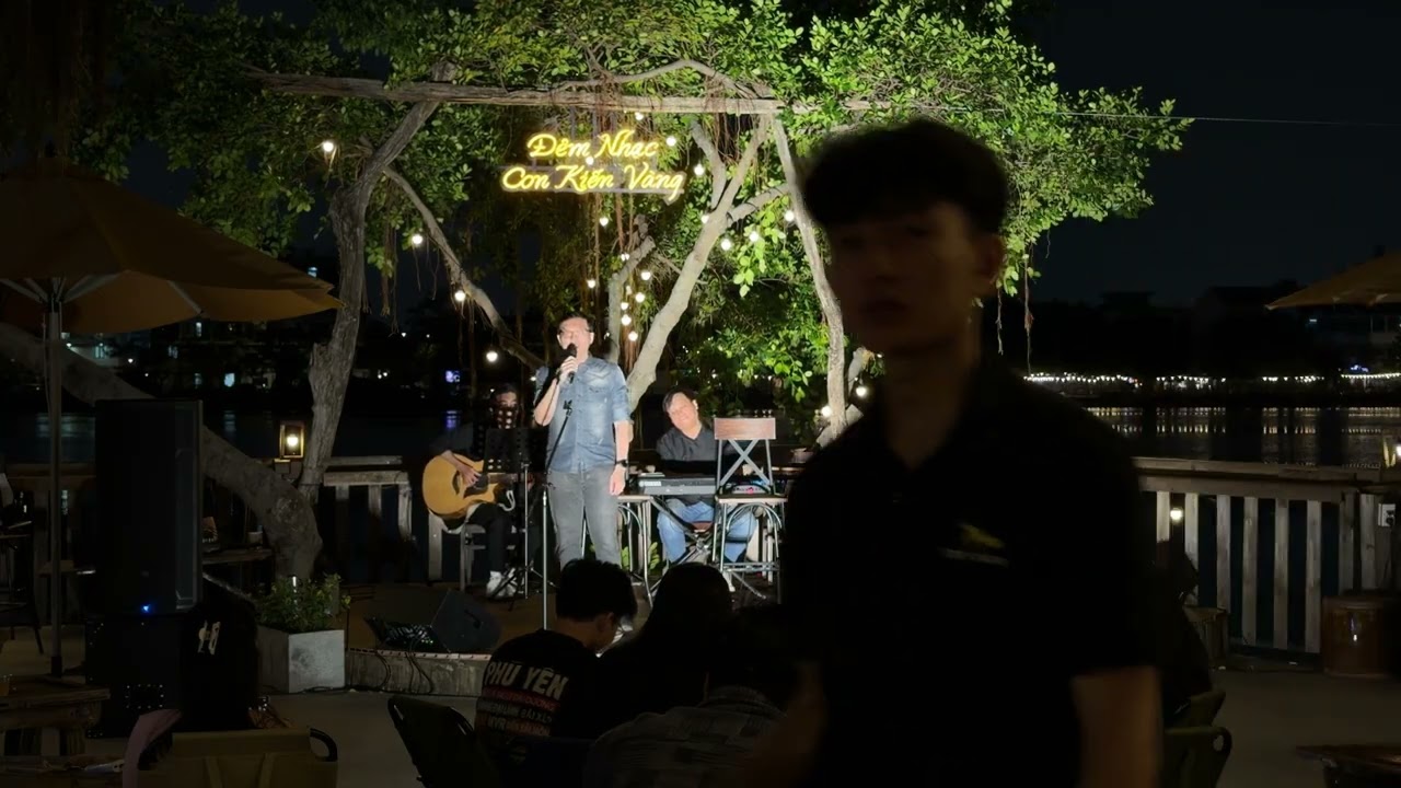 Quốc Việt - Ngày Mai Người Ta Lấy Chồng tại Tiệm Cà Phê Con Kiến Vàng