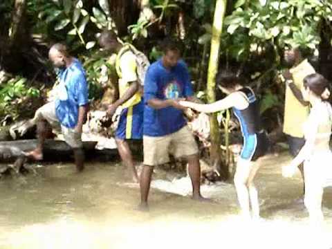 Wideo: Odwiedzanie wodospadów Dunn's River na Jamajce