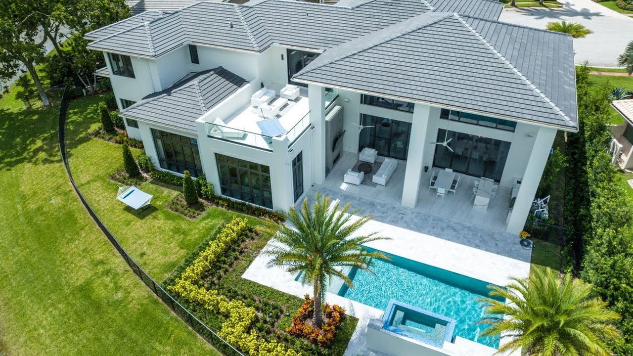 ⁣$6,995,000! Magnificent NEW CONSTRUCTION home in Boca Raton with resort style outdoor area