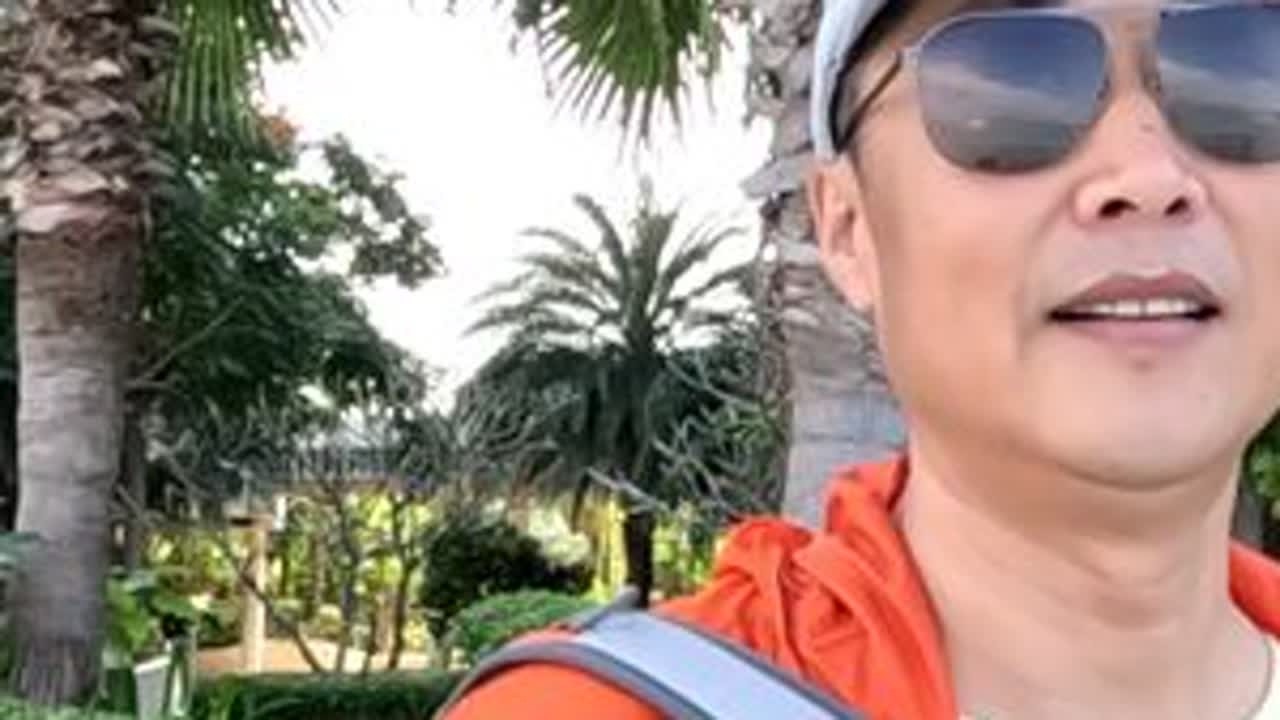 上午三亚凤凰岛看海上项目，中午胜利广场吃饭，晚上三亚湾喂蚊子 #凤凰岛 #必吃榜 #十八碗 #旅居生活 #旅行vlog