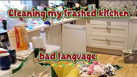 Cleaning Motivation | My kitchen was such a mess | Festive clean with me 