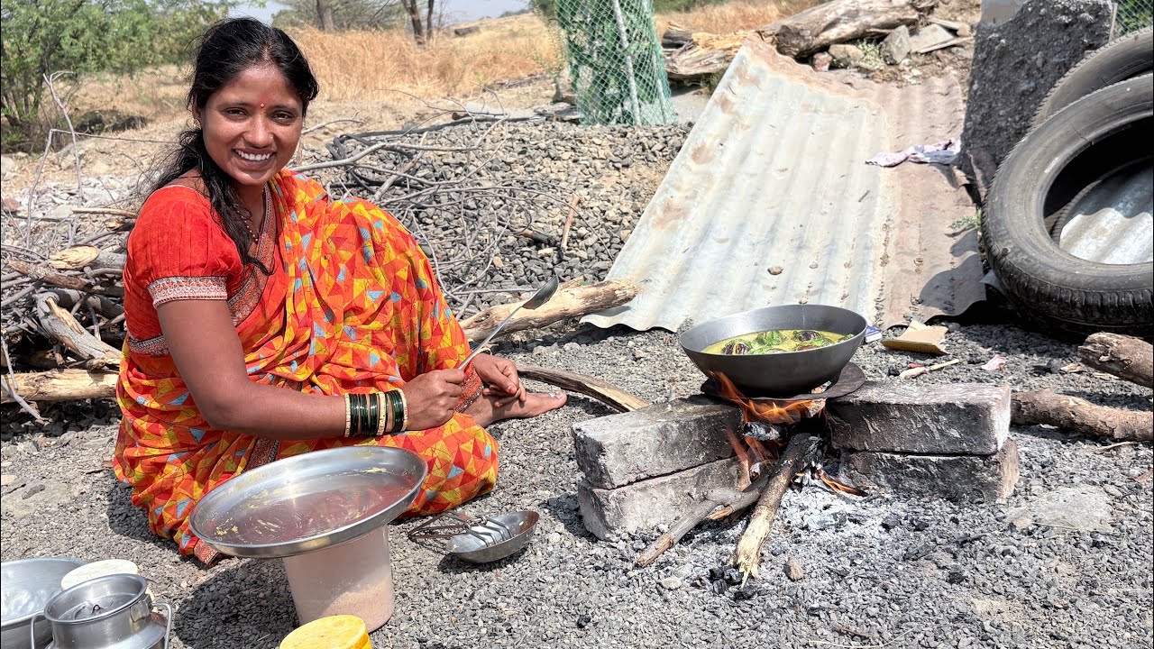 आज बघा चुलीवर देशी वांग्याचा बेत चालू हाय ।शेतातील वांगी आहेत आपल्या घरची या खायला ✌️#गावठीपुनम 