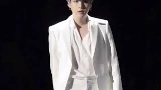 Yoongi’s part in ‘Louder Than Bombs’ for 7 minutes straight