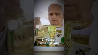 Il Papa Leone XIV incensa l’altare e le offerte del pane e del vino – Piazza San Pietro #popeleoxiv