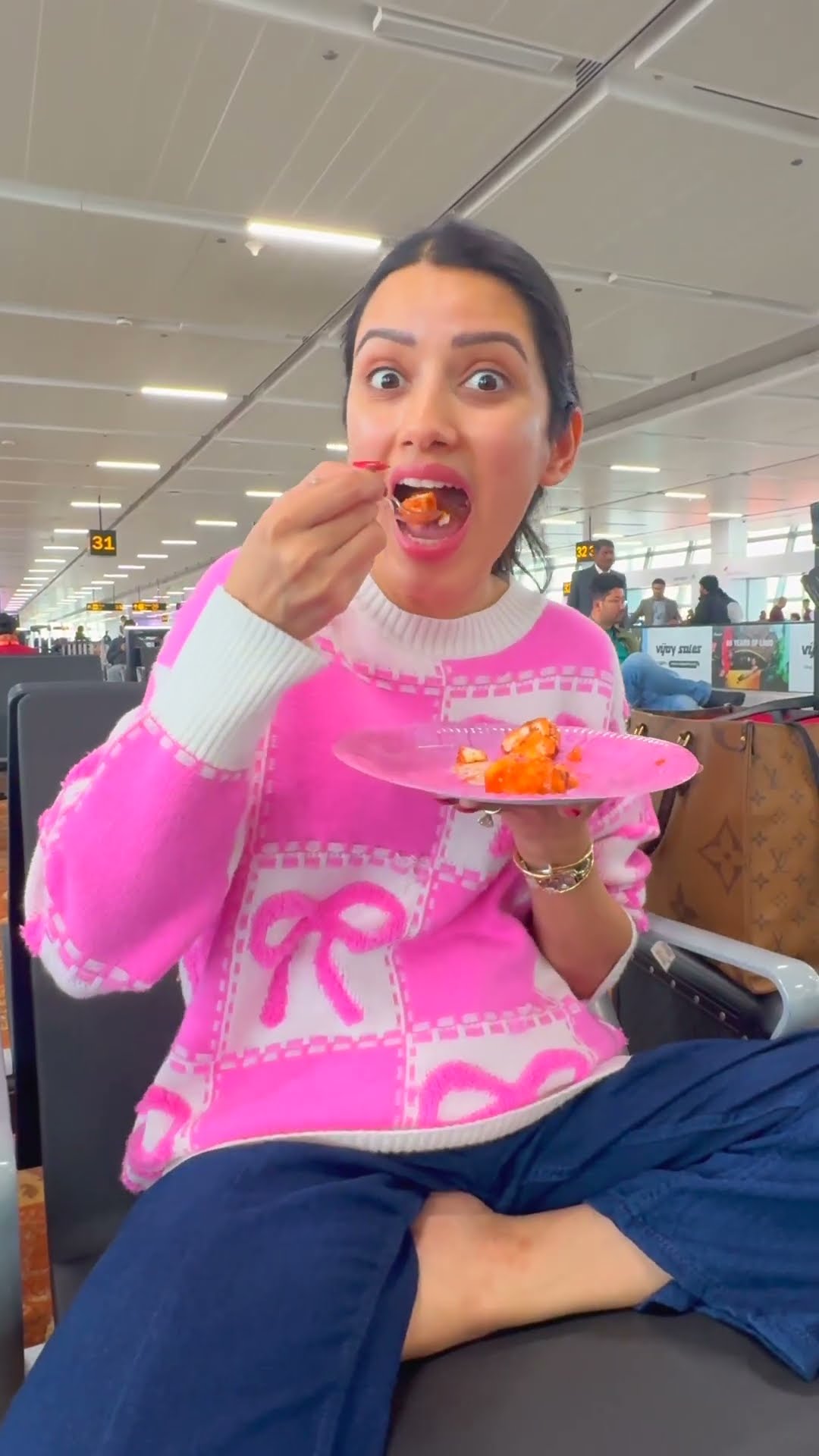 Flight Mei Khaya Bhandare Ka Khana ? #neetubisht #lakhneet #minivlog #trending #youtubeshorts #viral
