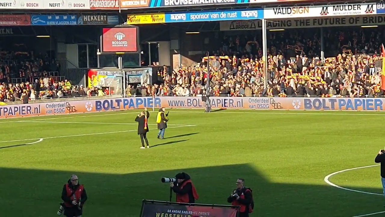 Het nieuwe nummer van Jeffrey Pasie in het stadion.