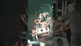 Slash playing Chinese Democracy for the first time with Guns N’ Roses live in Las Vegas 2016 04/08