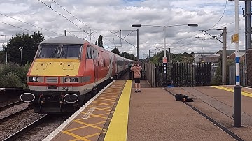 Class 82 DVT 82208 & 91111 Passing Potters Bar with a 3 Tone Doppler!