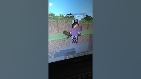 Gamer using fly hacks in hunger games