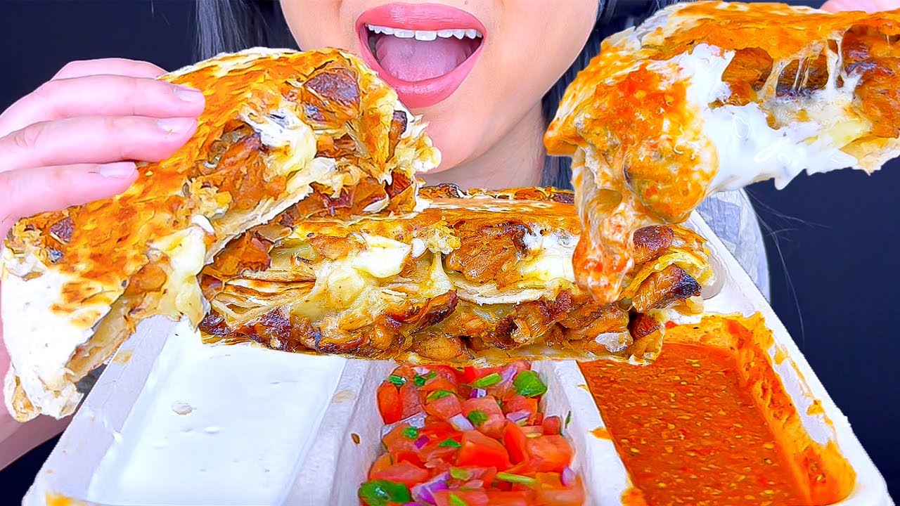 ASMR CHIPOTLE QUESADILLA DIPPED IN HOT SAUCE & SOUR CREAM | ASMR Phan