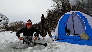 Пробил лёд и окунулся в прорубь, а согрелся в палатке с печкой. Готовим ролтон с тушенкой в котелке.