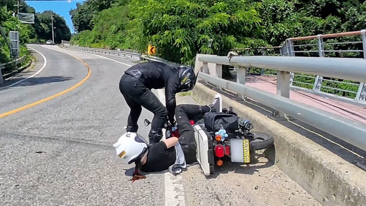 한순간 벌어진 사고 커브 유튜버