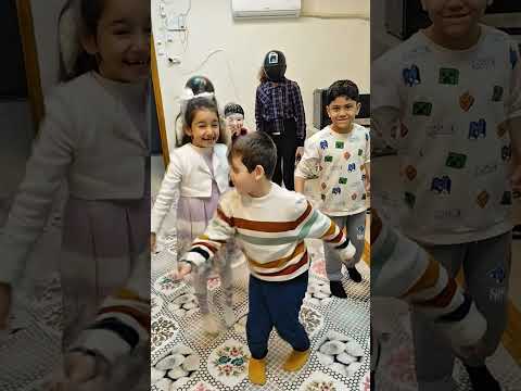 دينيز لعب مع الفريق لعبة الحبار نسي حالو ورقص