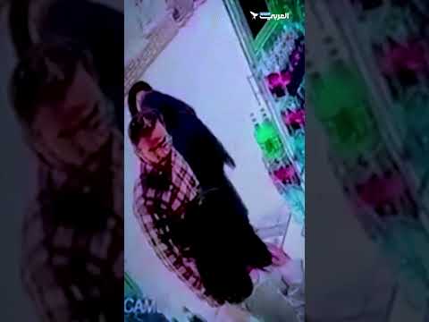 رجل يلقي الزبادي على امرأتين لا تضعان الحجاب في إيران