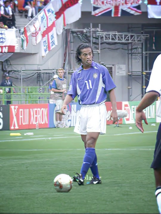 Ronaldinho vs England