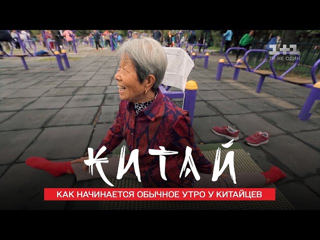 Юбка және биік етік киген студентпен жыныстық қатынас Қоғамдық шашқа арналған порно видео