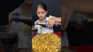 नमकीन का तीखापन और ठंडी कोल्ड्रिंक! 🥤 #khanachallenge #challenge #food #video #namkin