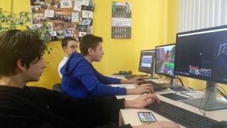 Школьники на уроке информатики играют в майнкрафт Школьники на уроке информатики играют в майнкрафт