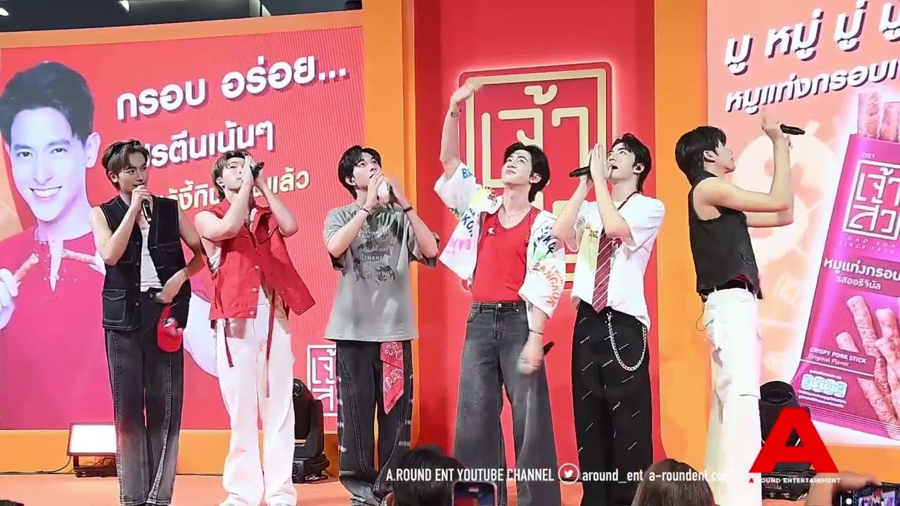 โชว์จาก #PROXIE“ ในงานเปิดตัวแคมเปญ “มู หมู่ มู่ มู้ หมู หมูแท่งกรอบเจ้าสัว”