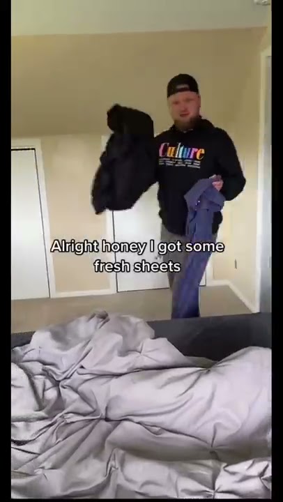 Berpura-pura kencing di tempat tidur untuk mengetahui reaksi suamiku 😂 #celana pendek #pasangan #viral #imut #lucu