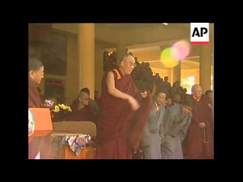 Video: Paralyzed Dev Nrhiav Tsev Neeg Nrog Exiled Tibetan Monks