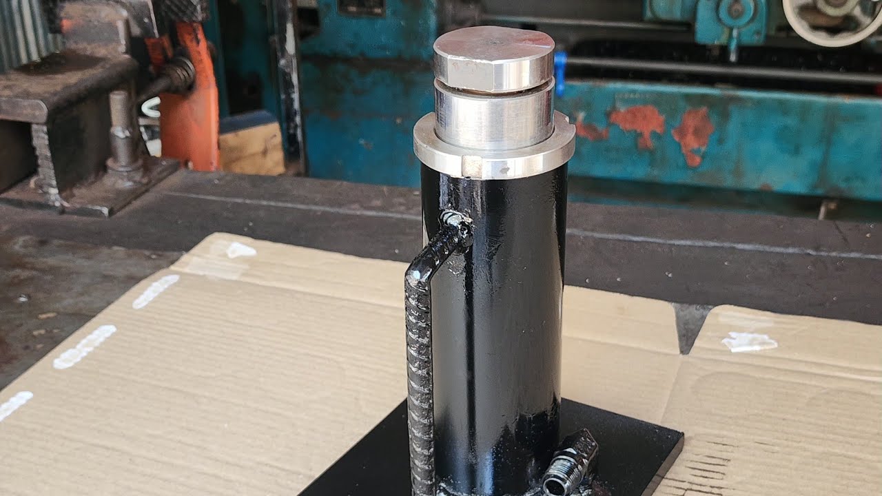 A hand-built hydraulic pump with a load capacity of 32 tons. Homemade lathe