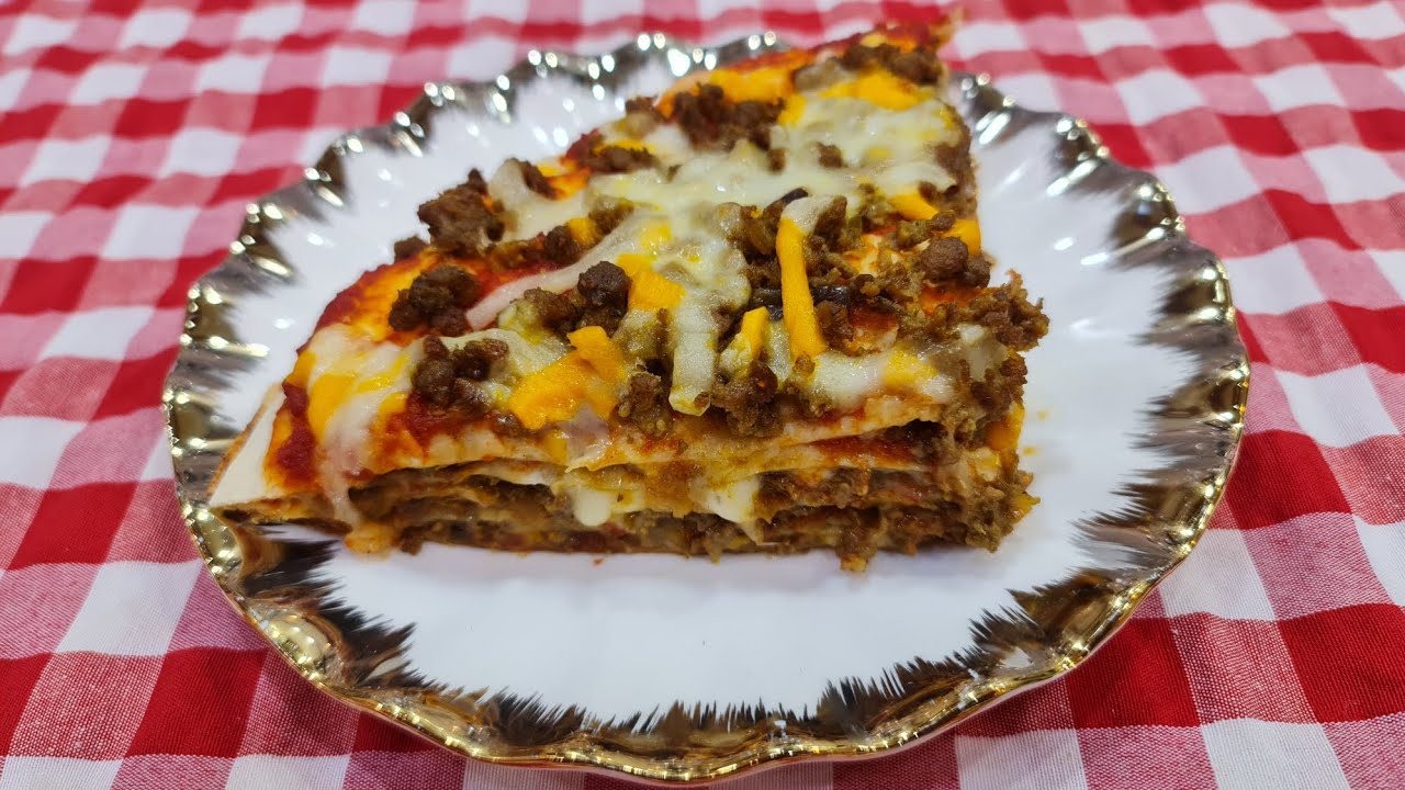 بيتزا التورتيلا بحشوة اللحم 🍕 بدون عجن ولا تعب – طبقات لذيذة بالفرن!😋