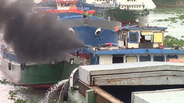 Sà lan nhả khói đen trời khi vượt cống