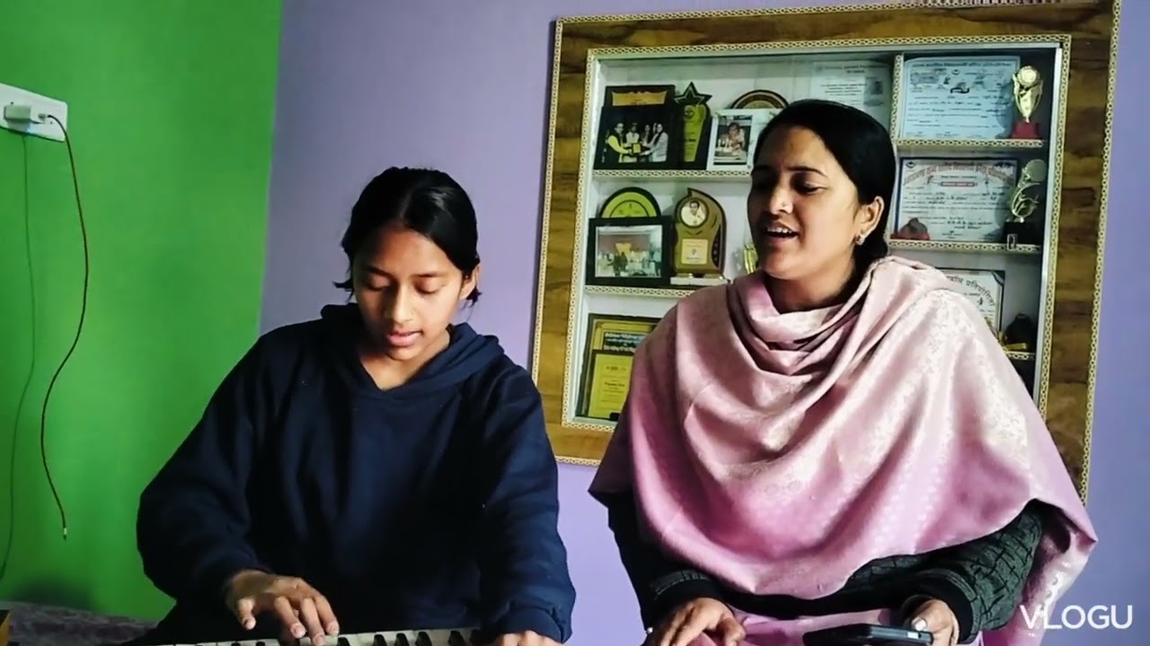 आपस में हंसी मजाक में मजे के साथ काम करती महिलाएं।❣️