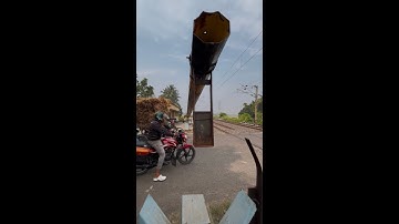 Furious Train Crossing at Railgate : Level crossing India
