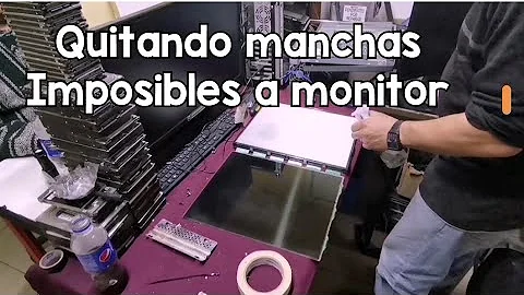 ¿Cómo me deshago de las manchas blancas en mi monitor?