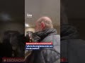 Como en el 2001 | Escracharon a Sturzenegger: "¿No te da vergüenza estar acá con la nuestra?"