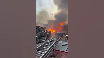 لحظة انفجار أحد المحولات بمخازن شركة الأعمال بمنطقة الكريمية جنوب طرابلس 