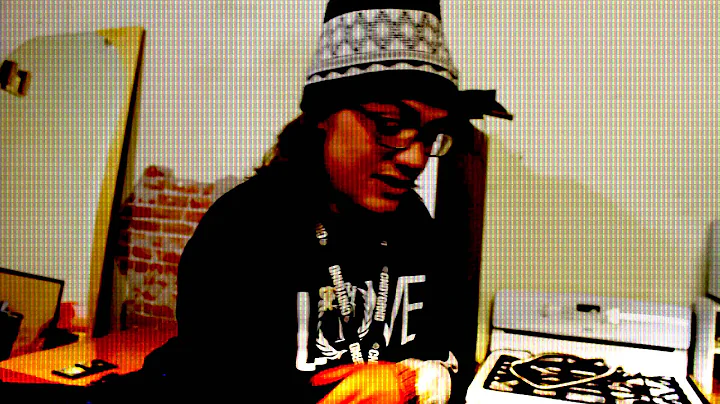 Floyd simmons of the Poetic Fam freestyling at 2XS...