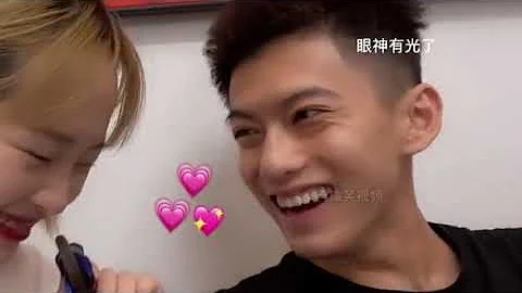 那些突然撩男友时他的反应,这得多上头啊!#开心菌呀#情侣日常 #撩男友 #这谁顶得住啊 - 天天要闻