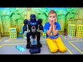 Vlad und Niki spielen mit Bat-Tech BatBot Kinderspielzeug und retten die Stadt