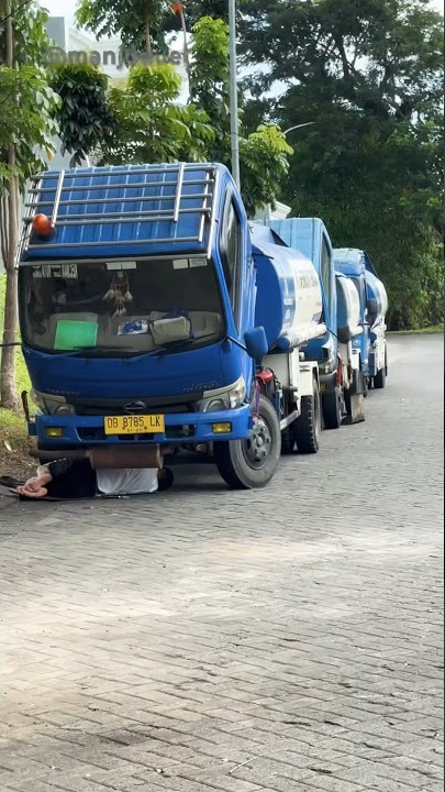 Truk Hino Biru Panjang 🔵 Muatan bahan bakar Solar #trukhino #trukpertamina #mobiloleng #shorts