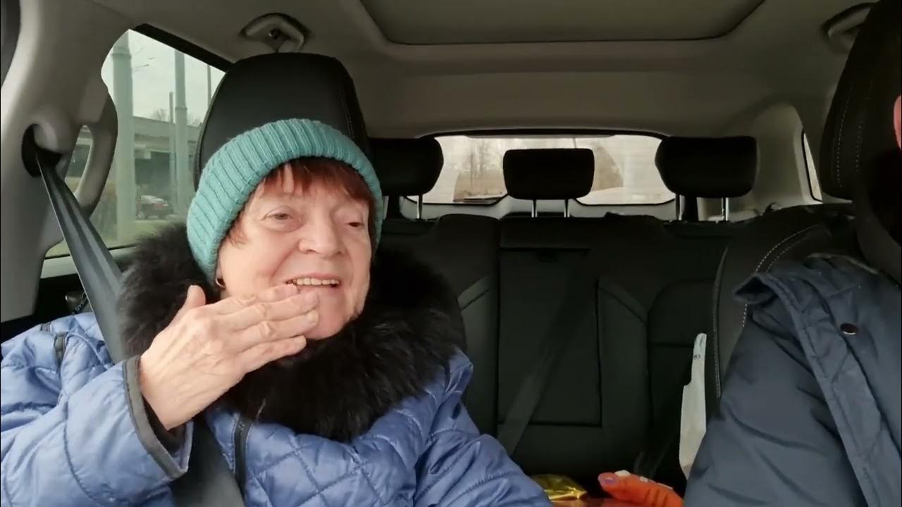 мужчина и женщина едут в машине. человек в машине. девушка открывает дверь мужчине. подвез маму друга. девушка дальнобойщик.