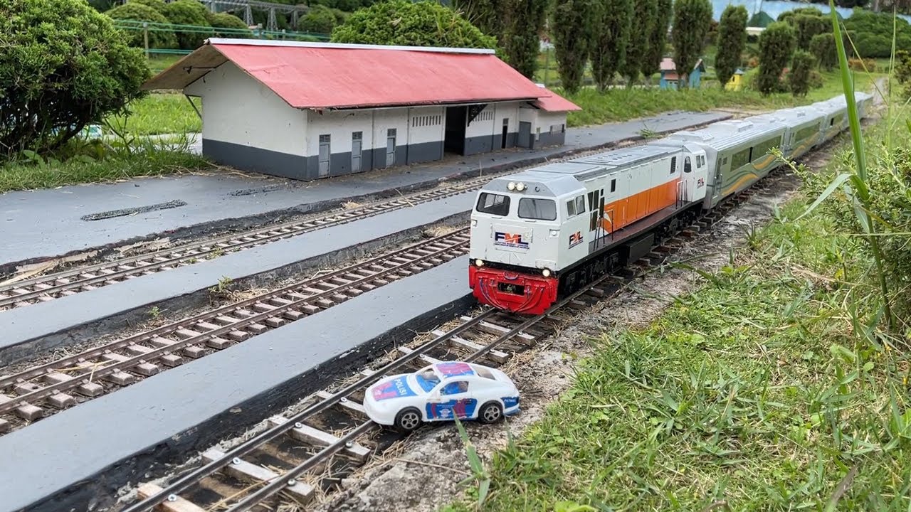 Merakit Mainan Kereta CC206 Panjang Menabrak Mobil Polisi di Depan Stasiun - Diorama Floating Market