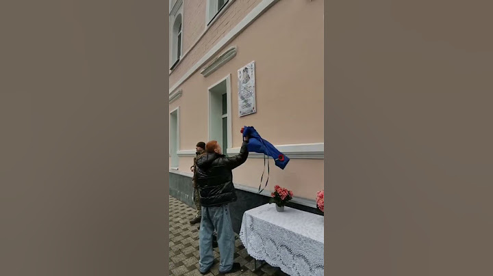Мати та син загиблого воїна відкривають меморіальну дошку на його честь