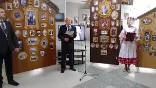 Александр Коляда читает стихи на открытии выставки Савянский мир в Гомеле